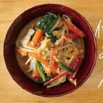 【13分簡単レシピ】便秘解消に効果的！おうちで韓国気分が味わえる、鶏出汁とごま油が香る「韓国風スープ丼」【にんじんレシピ】