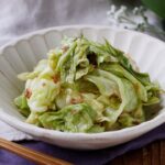 【やみつきキャベツのおかかポン酢】5分で完成✨包丁も火も使わず簡単！キャベツ1つでパパッと副菜レシピ♪｜macaroni（マカロニ）