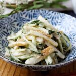 【ちくわときゅうりのごまマヨサラダ】めんつゆで簡単レシピ！副菜にぴったり♪｜macaroni（マカロニ）