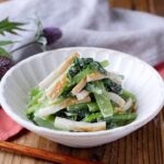 【小松菜とちくわのごまマヨ和え】レンジで簡単節約レシピ！ごまマヨがくせになる味わい♪｜macaroni（マカロニ）