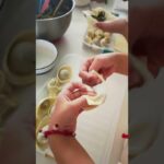 小孔妹妹包餛飩,小孔爸爸自製的薺菜(野菜)豬肉餡,賊好吃