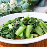 【小松菜のごま油炒め】メイン食材1つ！簡単節約レシピ♪｜macaroni（マカロニ）