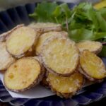 【さつまいもの唐揚げ】さつまいも1つでメインおかずレシピ!お弁当にも♪|macaroni(マカロニ)