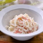 【大根とカニカマのごまマヨネーズサラダ】簡単副菜レシピ！大根とカニカマでお手軽♪｜macaroni（マカロニ）