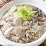 【鶏むね肉ときのこのヘルシー鍋】野菜たっぷりヘルシー鍋！体ポカポカ♪｜macaroni（マカロニ）