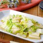 【白菜の中華炒め】白菜1つでメインおかずレシピ!ごま油の香りが食欲そそる♪|macaroni(マカロニ)