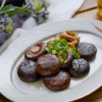 【まるごとしいたけのバタポン炒め】しいたけ1つでメイン級!簡単レシピ♪|macaroni(マカロニ)