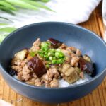 【なすとひき肉の甘みそ丼】フライパンでパパッと作れる♪！お手軽ランチにも♪｜macaroni（マカロニ）