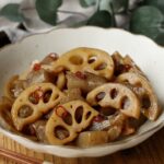 【れんこんとこんにゃくのピリ辛煮】和食の定番副菜!作り置きにもおすすめ♪|macaroni(マカロニ)