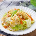 【カット野菜と卵のオイスターソース炒め】包丁いらずで完成！ふんわり卵が食欲そそる♪｜macaroni（マカロニ）