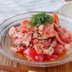 【無限トマト】ごま油とぽん酢しょうゆで味付けするだけ!副菜にもおつまみにもぴったり♪|macaroni(マカロニ)