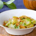 【セロリとにんじんのきんぴら】シャキシャキとした食感！お弁当のおかずにも♪｜macaroni（マカロニ）