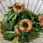 【水菜とちくわのごまだれ和え】　茹でた水菜と焼いたちくわを手づくりごまだれで和える。それだけで箸が止まらないほど美味しい♪