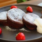 フライパンで簡単！サクッとふわふわパンケーキのようなガトーショコラがやみつきになる。