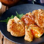 【卵巾着の生姜焼き】詰めて焼くだけ！メイン食材2つで完成♪｜macaroni（マカロニ）