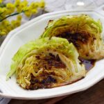 【春キャベツのステーキ】切って焼くだけ！メイン級おかずレシピ♪｜macaroni（マカロニ）