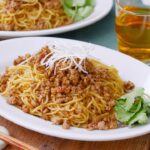 【汁なし担々麺】フライパンひとつで完成！焼きそば麺でお手軽♪｜macaroni（マカロニ）