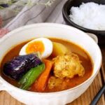 【ごろごろ野菜のスープカレー】手羽元がポイント！お店のような本格的な味わい♪｜macaroni（マカロニ）