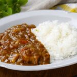【新玉ねぎの無水カレー】水を使わない!野菜の旨味の旨味が凝縮♪|macaroni(マカロニ)