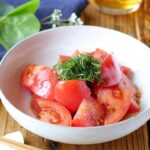 【トマトのめんつゆポン酢サラダ】トマトのジューシーさと めんつゆポン酢のコクが絶品！トマト1つで副菜レシピ♪｜macaroni（マカロニ）