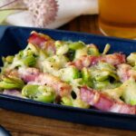 【そら豆とベーコンのカリカリチーズ焼き】メイン食材3つで!豆の優しい味わいとベーコンの旨味が広がる♪|macaroni(マカロニ)