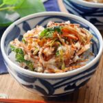 【えびのかき揚げ丼】自家製のたれが絶品！エビと野菜の相性抜群♪｜macaroni（マカロニ）