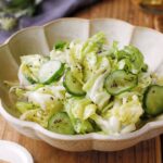 【キャベツのゆかり和え　】簡単副菜レシピ！さっぱりとした味わい♪｜macaroni（マカロニ）