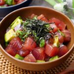 【まぐろとアボカドのポキ丼】まぐろとアボカドを漬けるだけ！とろけるウマさで濃厚♪｜macaroni（マカロニ）