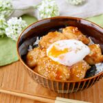 【鶏むね肉のてりやき丼】15分でパパッと！お手軽ランチにおすすめ♪｜macaroni（マカロニ）