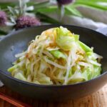 【もやしとキャベツのポン酢ナムル】さっぱり副菜！レンジで加熱するだけ♪｜macaroni（マカロニ）