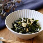 【わかめのごま油炒め】パパッと炒めるだけ!副菜にぴったり♪|macaroni(マカロニ)