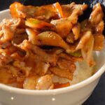 【スタミナ豚丼】フライパンで5分炒めるだけ!ごはんが消えるどんぶりレシピ