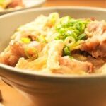 リメイクで簡単！めんつゆだけで美味しい【唐揚げの親子丼】のレシピ