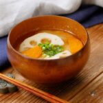 【れんこんとにんじんの味噌汁】シンプルでおいしい！お野菜の旨みたっぷり♪｜macaroni（マカロニ）