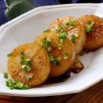 【大根ステーキ】バターポン酢がやみつき!大根1つでメインおかず♪|macaroni(マカロニ)