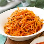 【にんじんのごま塩炒め】にんじんだけでご飯がすすむ！しょうゆ不使用！鶏がらスープの素で味付け♪彩り副菜レシピ｜macaroni（マカロニ）