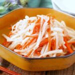 【大根とにんじんの中華サラダ】大根とにんじんで彩り副菜レシピ！穀物酢のさっぱりとした味わいとごま油が香る♪｜macaroni（マカロニ）