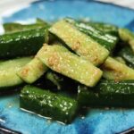 【漬物】めんつゆとすりごまできゅうりの浅漬けの作り方｜漬物レシピ｜めんつゆとすりごまを使ってきゅうりを浅漬けにしました。めんつゆとすりごまの風味がぽりぽりきゅうりに合った美味しい副菜です！