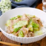 【キャベツと豚肉の甘みそ丼】キャベツと豚バラをパパッと炒めて簡単！にんにくが効いた甘みそダレで味付け♪｜macaroni（マカロニ）