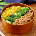 【三色丼】小松菜、卵、鶏そぼろを使う色鮮やかな三色丼!ワンパンで作れる ♪|macaroni(マカロニ)