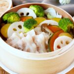 【豚肉と野菜のせいろ蒸し】手作りごまダレで絶品！具材を切ってのせて蒸すだけ♪食材の旨みたっぷり｜macaroni（マカロニ）