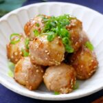 【冷凍里芋の甘辛肉巻き】小さくてお弁当にも！冷凍里芋をレンジで加熱し、お肉で巻いて焼くだけ♪｜macaroni（マカロニ）