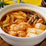 【ささみのキムチ鍋】旨辛味がおいしい！ささみと野菜、豆腐でヘルシーだけど満足感抜群♪｜macaroni（マカロニ）