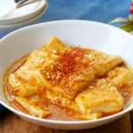 【豆腐のピリ辛煮込み（トゥブチョリム）】メイン食材1つ！豆腐だけなのに満足おかず！コチュジャンで煮込むひと品♪｜macaroni（マカロニ）