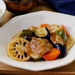 【鶏と野菜の黒酢あん】定食屋で人気の味！鶏肉と野菜に甘酸っぱい黒酢のあんが絡む♪｜macaroni（マカロニ）