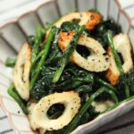 【簡単副菜】ほうれん草とちくわの黒ごま和えの作り方｜副菜レシピ｜ほうれんとちくわを黒ごまのしょうゆだれで和えました。簡単で美味しい副菜です！