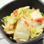 【白菜の簡単レシピ】レンジで出来る！白菜の梅おかか和えの作り方｜副菜レシピ｜白菜を梅ぼしとおかかで和えました。簡単で美味しい白菜の副菜レシピです！
