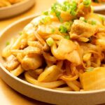 【ピリ辛で本格的】野菜の旨みがバッチリ効いた『鶏キムチうどん』