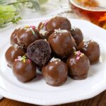 【オレオボール】メイン材料3つで簡単！細かく砕いたオレオにクリームチーズを混ぜて、チョコレートでコーティングするだけ♪｜macaroni（マカロニ）