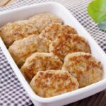 【豚こまハンバーグ】作り置きでお弁当に役立つ！豚こま肉で節約にも♪ひき肉よりも肉感を感じる仕上がり｜macaroni（マカロニ）